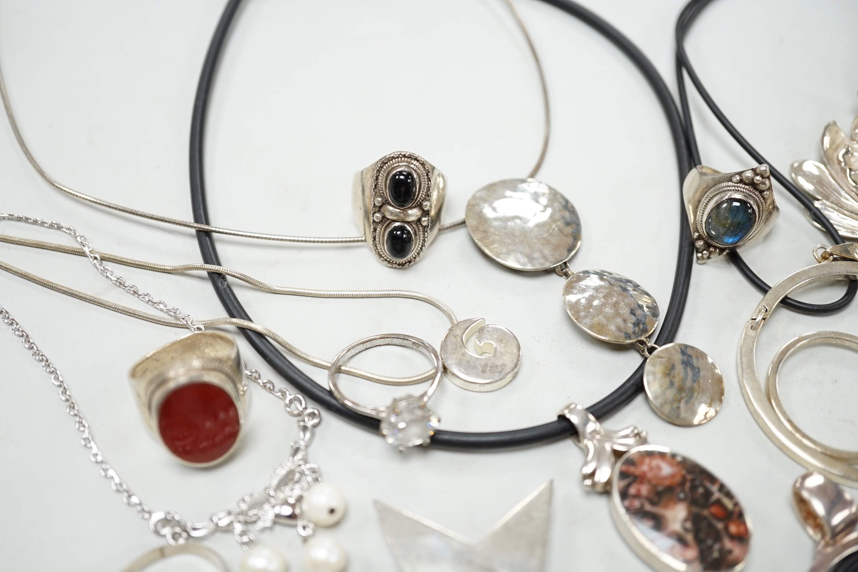 A small collection of 925 and white metal jewellery including a ring link necklace, rings, pendants and brooches etc.